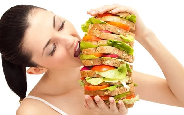 Impulso à Mesa: Como o Desejo Repentino de Comer Pode Sabotar Sua Saúde